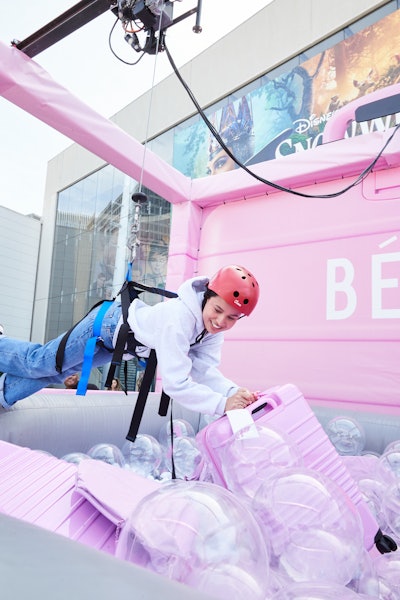 BÉIS Human Claw Machine