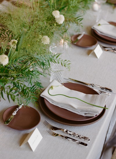 “For each place setting, we used deep redwood-colored plates by Heath Ceramics and marbleized flatware by Sabre from Theoni Collection. Both contrasted nicely with the white-linen tablecloth,” describes Hotchkiss in the book about a wedding held at The Inn at Mattei’s­ Tavern in Los Olivos, Calif., just north of Santa Barbara.