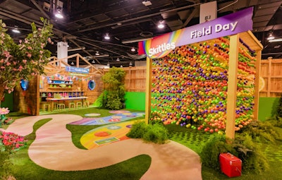 As guests continued through the booth, they encountered a vibrant, infinity-room-inspired photo op from Skittles, as well as the Orbit Craft Cabin where they could create arts and crafts like charm bracelets. Various signage in the Craft Cabin kept the positivity going, with cute gum-inspired notes that read “I chews you” and “In amaze-mint of you.” Another fun touch? A green-screen photo op from Extra, where guests pretended to be water skiing on two sticks of Extra gum.